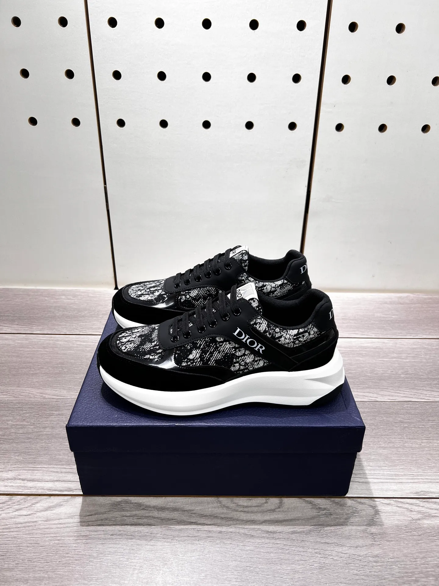 Factory price: 440💰Dior official website new style🎁🎁fashionable casual men's shoes👟, popular style💥simple and elegant version, exclusive for trendy men. Unique official website latest brand elements 👑original decoration, fashionable and generous, imported first-layer cowhide with original fabric✅breathable mesh lining, official website designated wear-resistant casual outsole, counter classic model taken in kind🎬Four colors available, code 38-44. Can be customized 45 non-returnable